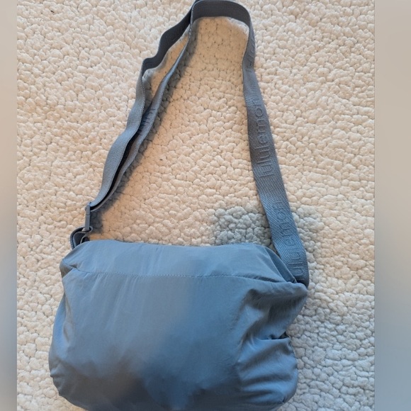 womens lululemon size 6 pull over comes with two zipper pockets & waist cinch - Picture 15 of 15